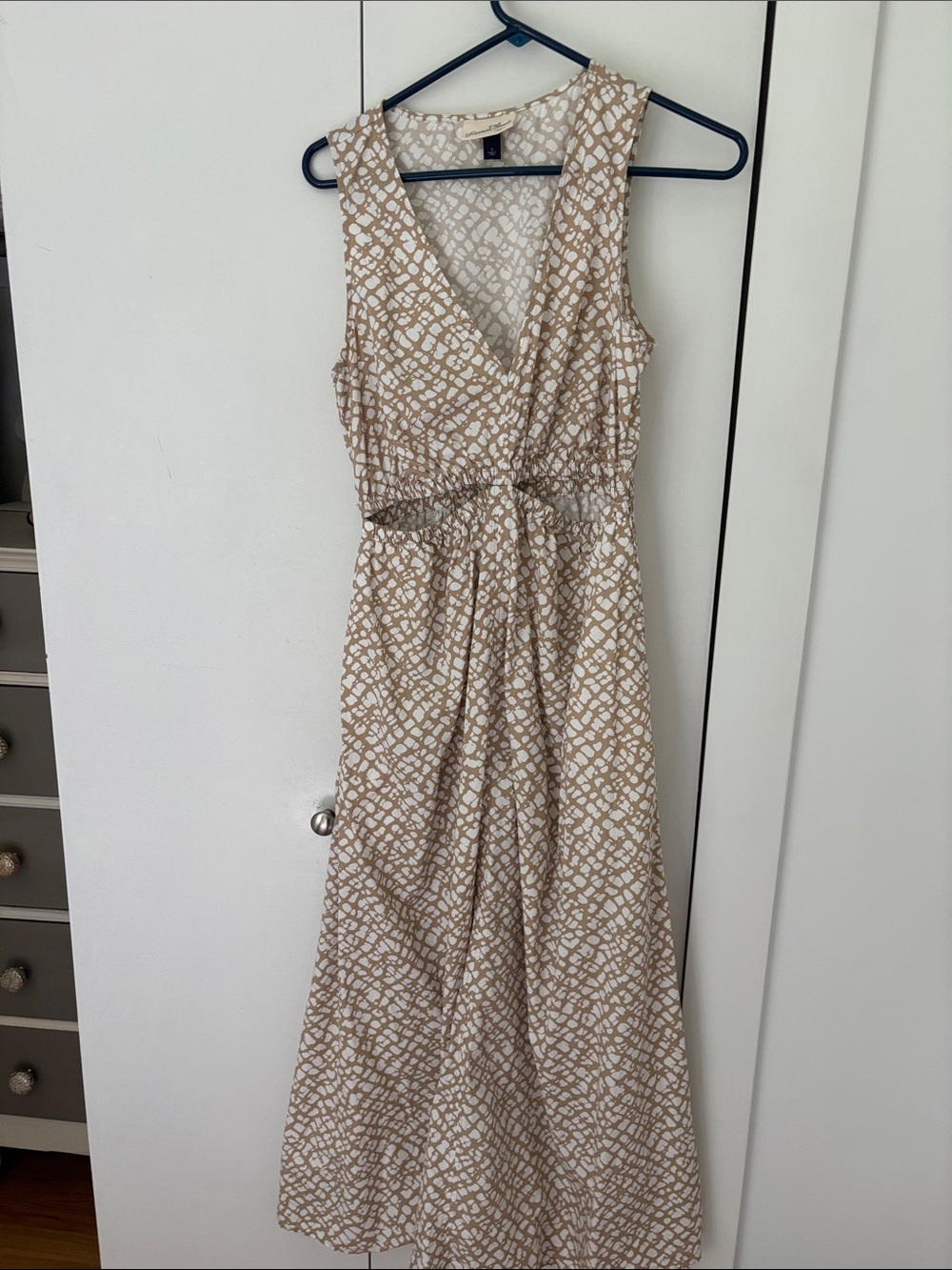 Universal Thread Beige and White Patterned V-Neck Maxi Dress